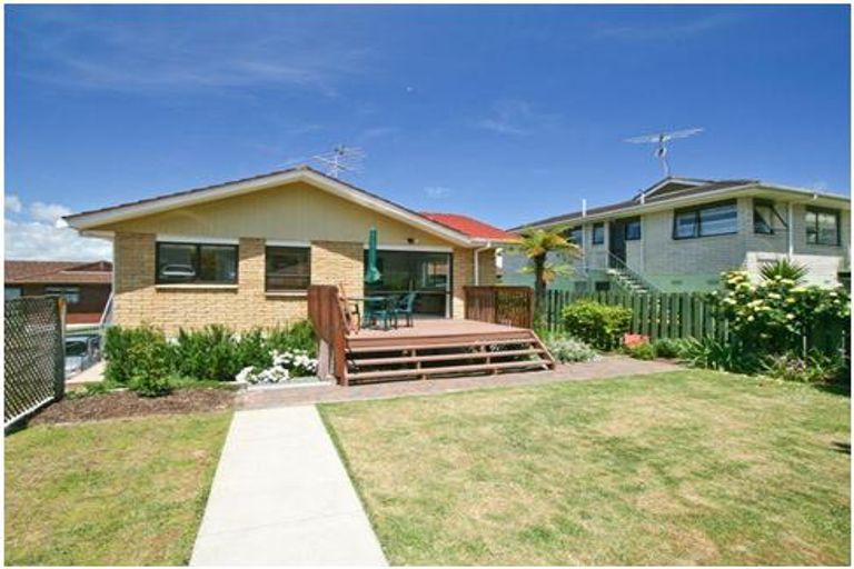 Photo of property in 4/50 Wellington Street, Howick, Auckland, 2014