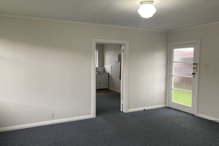Photo of property in 15 Stamford Park Road, Mount Roskill, Auckland, 1041