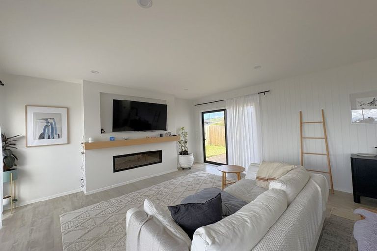 Photo of property in 37 Boeing Way, Newlands, Wellington, 6037