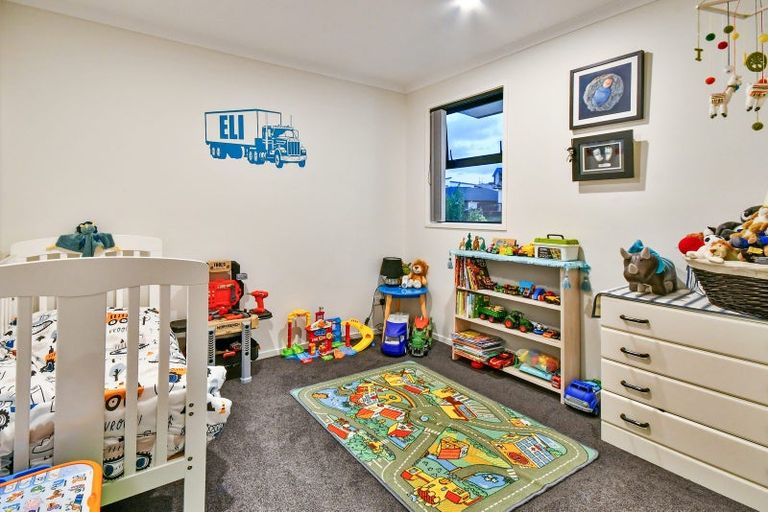 Photo of property in 16 James Elliot Way, Pokeno, 2402