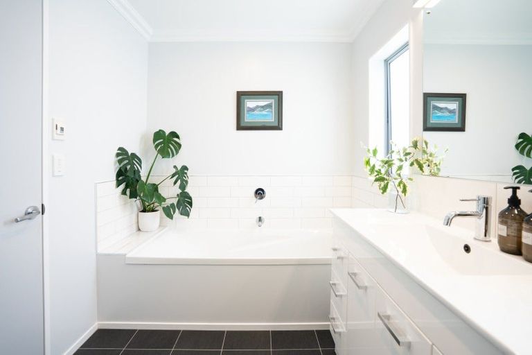 Photo of property in 15 Belize Grove, Grenada Village, Wellington, 6037