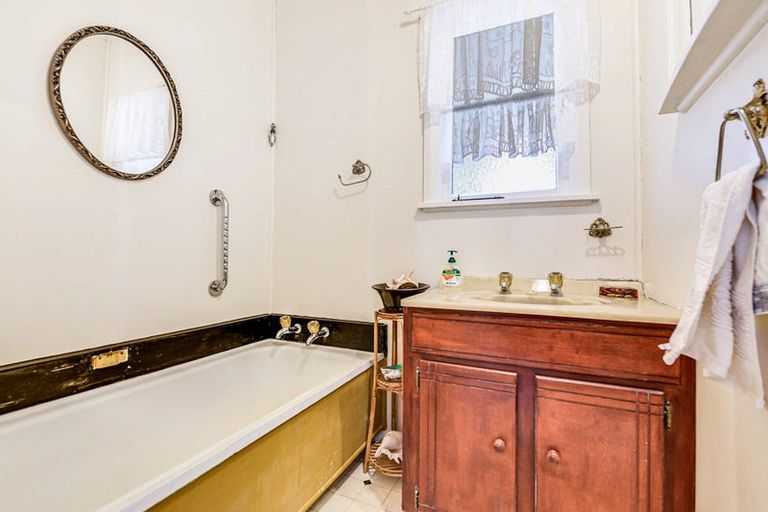 Photo of property in 36 Oxford Street, Fairfield, Hamilton, 3214