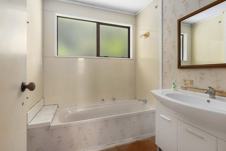 Photo of property in 16 Penguin Grove, Waitangirua, Porirua, 5024