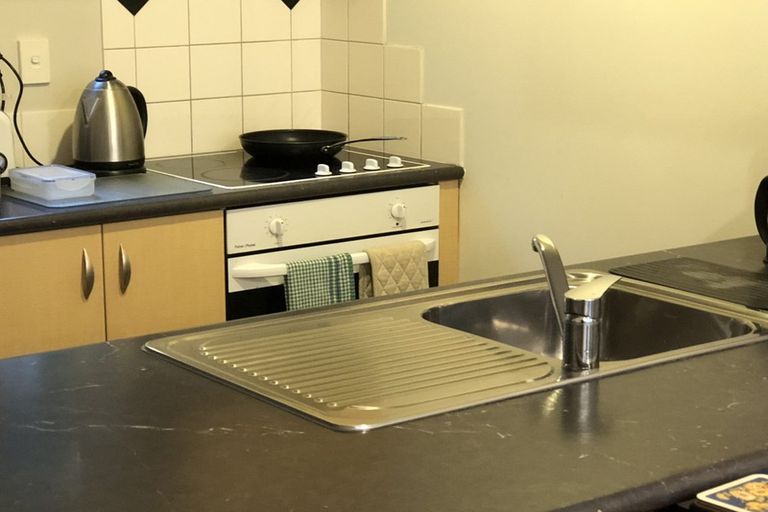 Photo of property in 2f/20 Ian Marwick Place, Birkenhead, Auckland, 0626