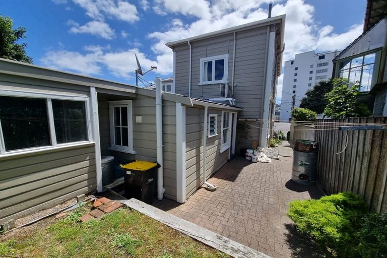 Photo of property in 28 Roxburgh Street, Mount Victoria, Wellington, 6011