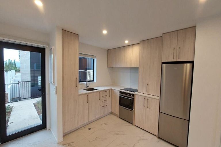 Photo of property in 8/21 Awaroa Road, Sunnyvale, Auckland, 0612