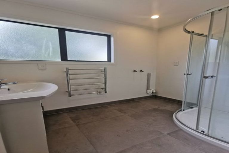 Photo of property in 1/2 Griffiths Place, Te Atatu South, Auckland, 0610