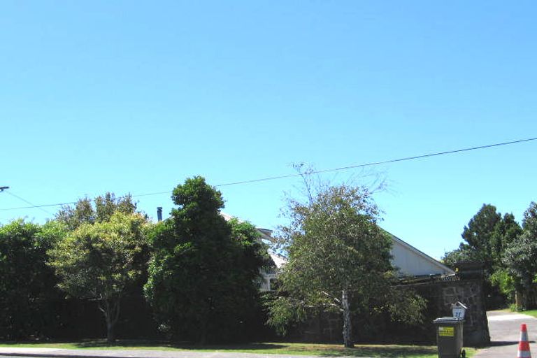 Photo of property in 1/27 East Coast Road, Milford, Auckland, 0620