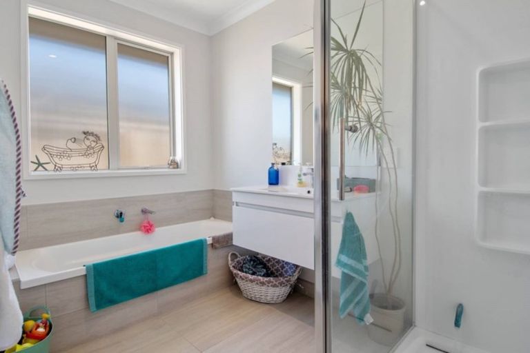 Photo of property in 22 Lakeside Terrace, Omokoroa, 3114