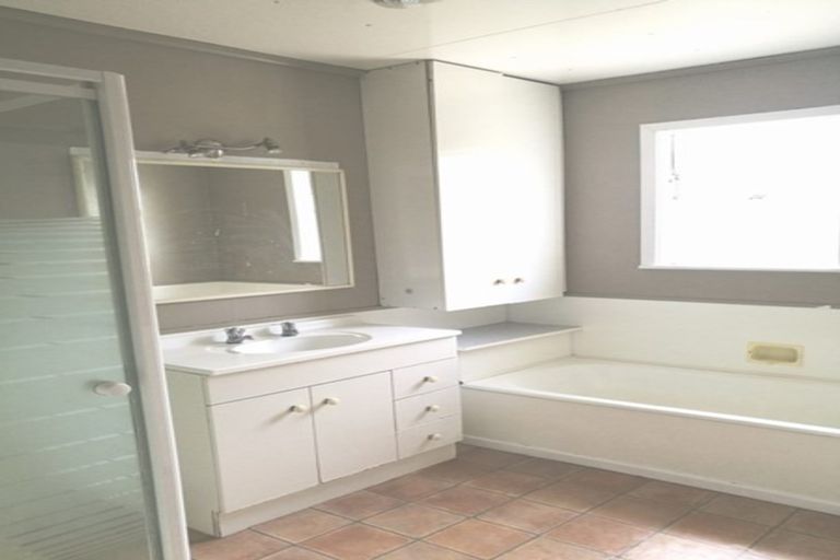 Photo of property in 2/3 Bruce Road, Glenfield, Auckland, 0629