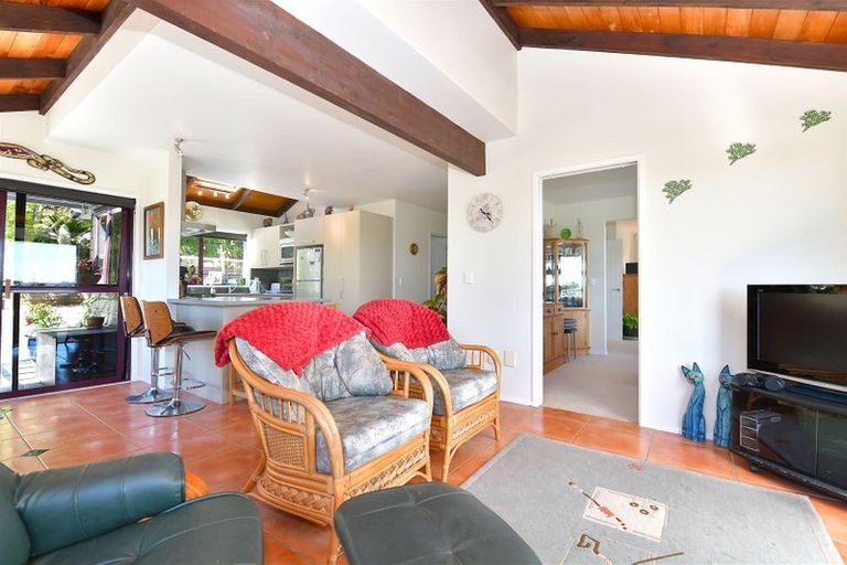 Photo of property in 71 Roberts Road, Matakatia, Whangaparaoa, 0930