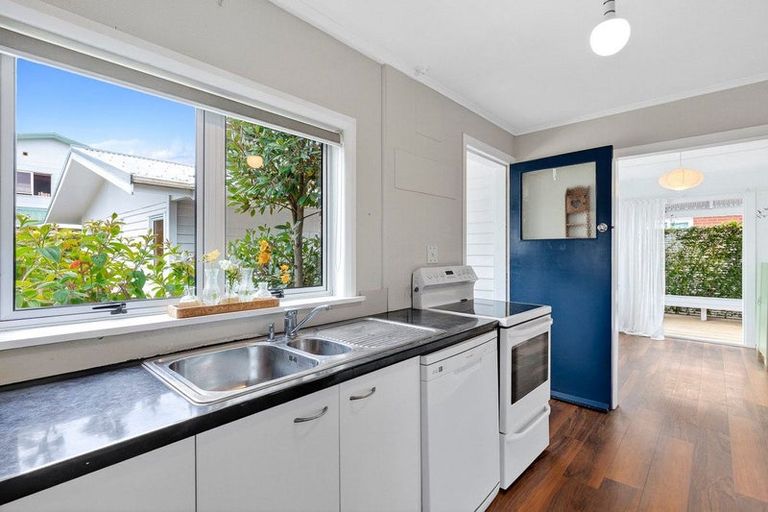 Photo of property in 30 Clare Street, Cambridge, 3434