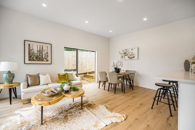 Photo of property in 2/128 Sunset Road, Unsworth Heights, Auckland, 0632