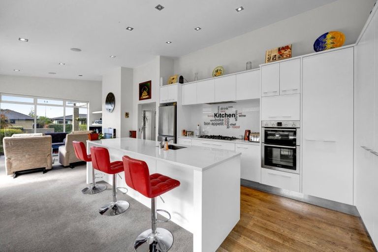 Photo of property in 27 Montague Grove, Stratford, 4332