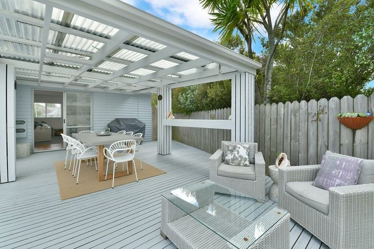 Photo of property in 18 Walton Street, Red Beach, 0932