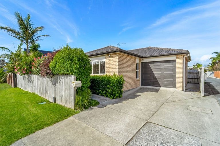 Photo of property in 35a Doment Crescent, Orewa, 0931