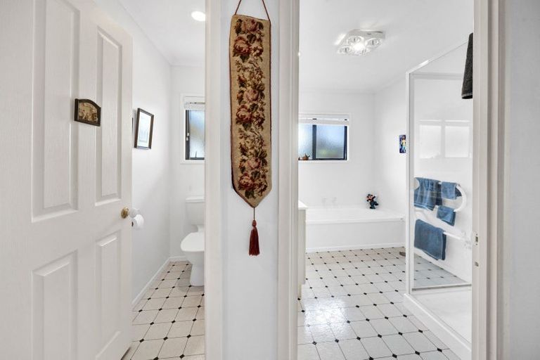 Photo of property in 10 Taylor Place, Merrilands, New Plymouth, 4312