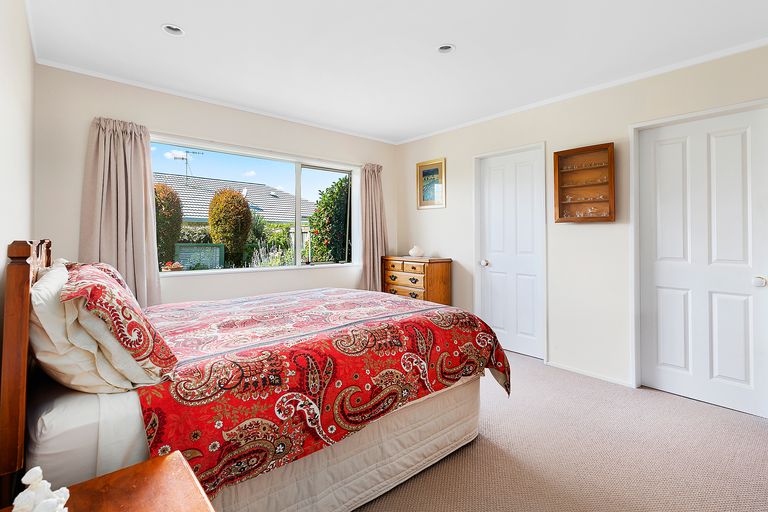 Photo of property in 69 Guildford Drive, Paraparaumu, 5032