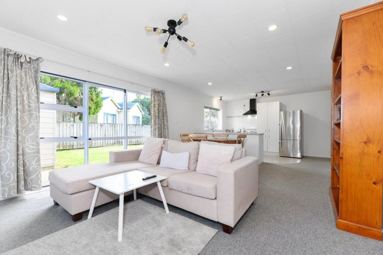 Photo of property in 2 Paramu Avenue, Birkdale, Auckland, 0626