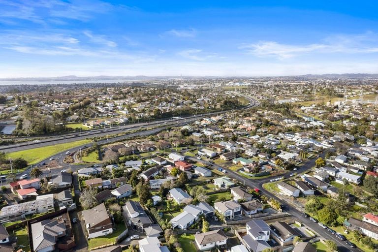 Photo of property in 23 Helleur Road, Massey, Auckland, 0614