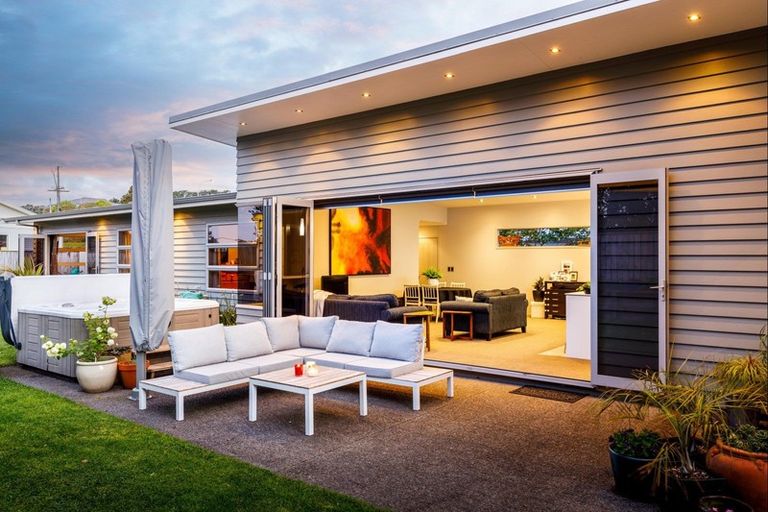 Photo of property in 4 Neve Place, Strandon, New Plymouth, 4312