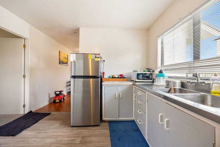 Photo of property in 2/49 Clevedon Road, Papakura, 2110