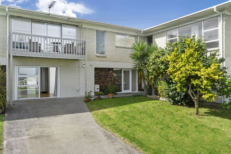 Photo of property in 2/7 Westwell Road, Belmont, Auckland, 0622