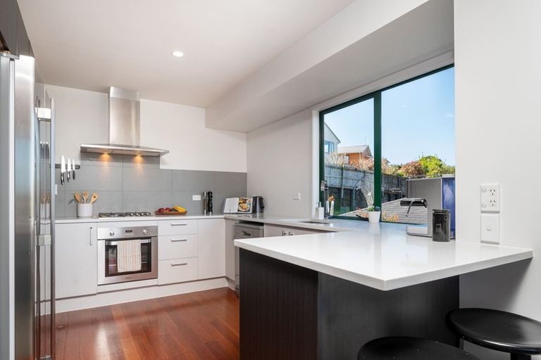 Photo of property in 8a Worthington Place, West Harbour, Auckland, 0618