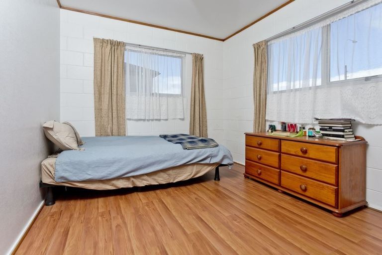 Photo of property in 1/114 Sunset Road, Unsworth Heights, Auckland, 0632