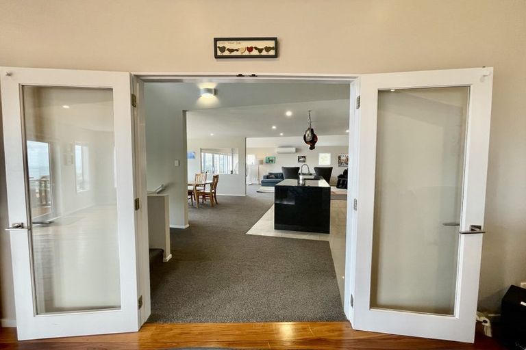 Photo of property in 17 Bay Lair Grove, Island Bay, Wellington, 6023