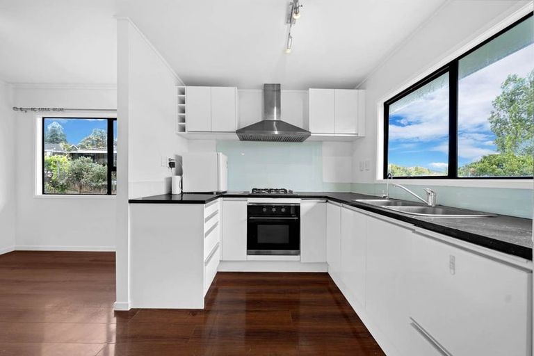 Photo of property in 26 Lambrown Drive, Totara Vale, Auckland, 0629