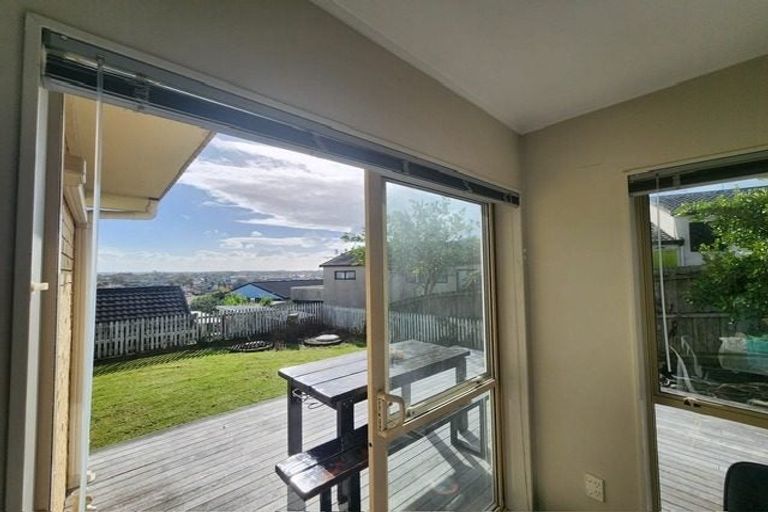 Photo of property in 2/12 Veagh Place, Highland Park, Auckland, 2010