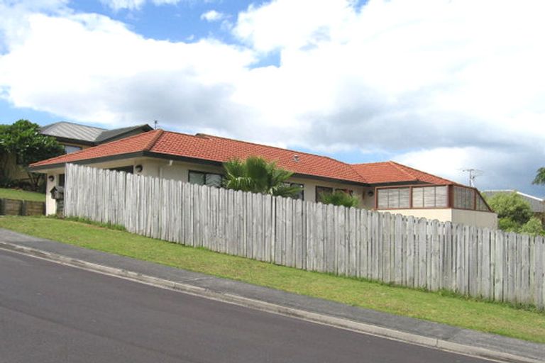 Photo of property in 7 Van Dyke Place, West Harbour, Auckland, 0618