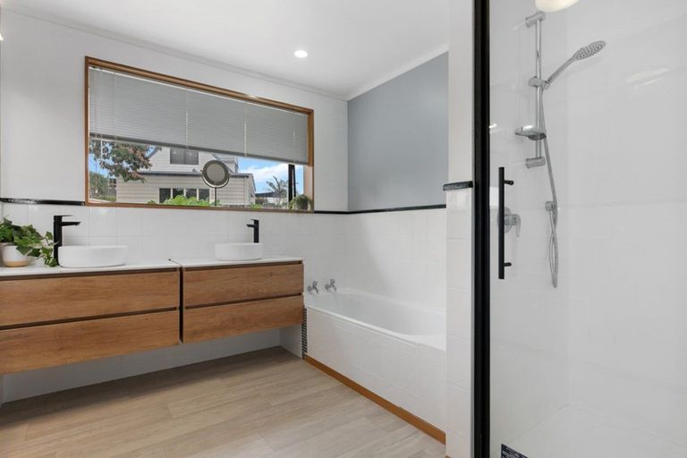 Photo of property in 33 Waikite Road, Welcome Bay, Tauranga, 3112