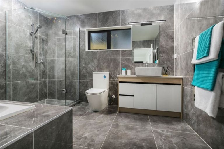 Photo of property in 29 Bernleigh Terrace, West Harbour, Auckland, 0618