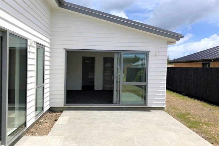 Photo of property in 39 Lumbarda Drive, Kumeu, 0810