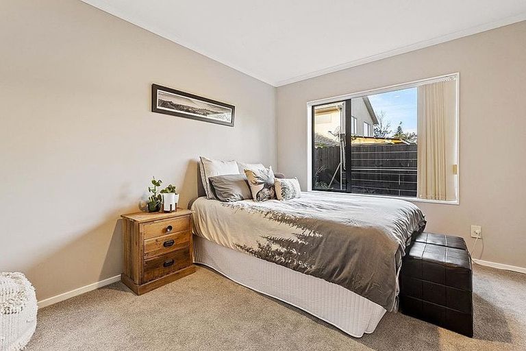 Photo of property in 13 Berkshire Terrace, Massey, Auckland, 0614