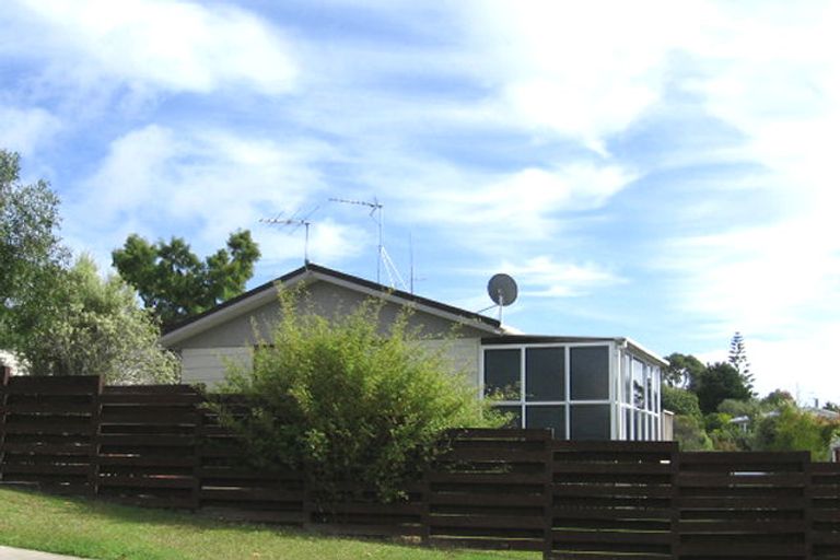 Photo of property in 3 Claverdon Drive, Massey, Auckland, 0614