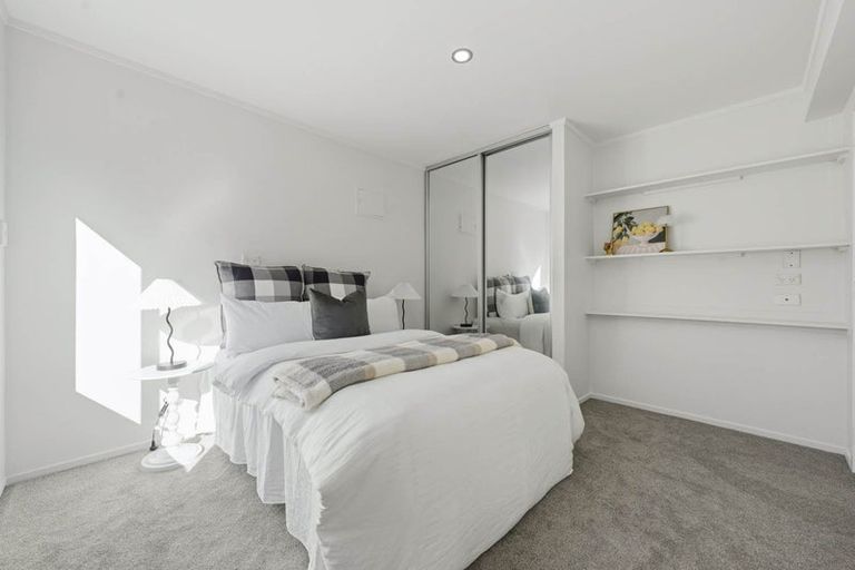 Photo of property in 2/5 View Road, Shelly Park, Auckland, 2014