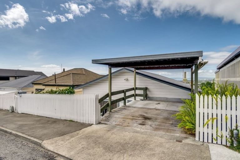 Photo of property in 22 Colenso Avenue, Hospital Hill, Napier, 4110