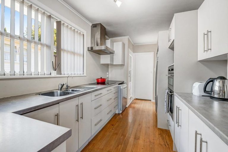 Photo of property in 39 Totaravale Drive, Totara Vale, Auckland, 0629