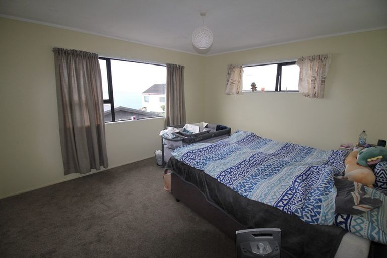 Photo of property in 43a Sunhaven Drive, Newlands, Wellington, 6037