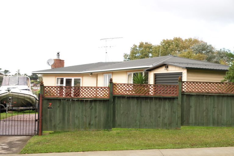 Photo of property in 7 Trelawn Place, Cockle Bay, Auckland, 2014