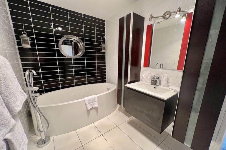 Photo of property in 2/28 Onepoto Road, Hauraki, Auckland, 0622