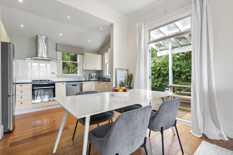 Photo of property in 12 Rixon Grove, Mount Victoria, Wellington, 6011