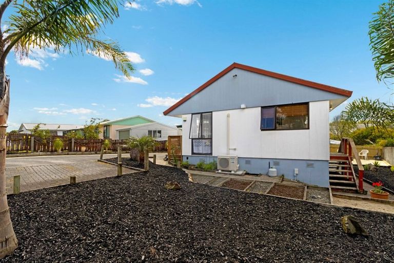 Photo of property in 34a Riserra Drive, Ranui, Auckland, 0612