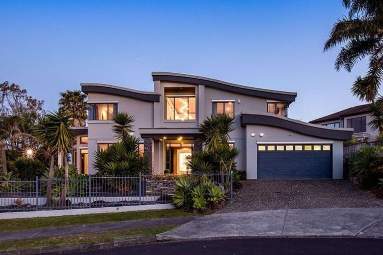 Photo of property in 6 Lupetti Rise, West Harbour, Auckland, 0618