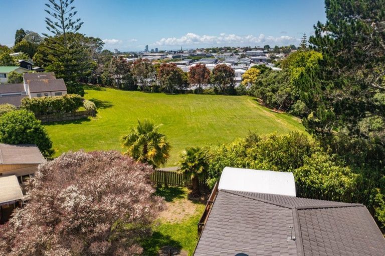 Photo of property in 12 Mchardy Place, Glenfield, Auckland, 0627