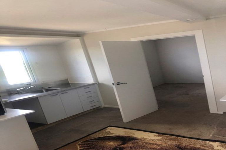 Photo of property in 25 Whangaparaoa Road, Red Beach, 0932