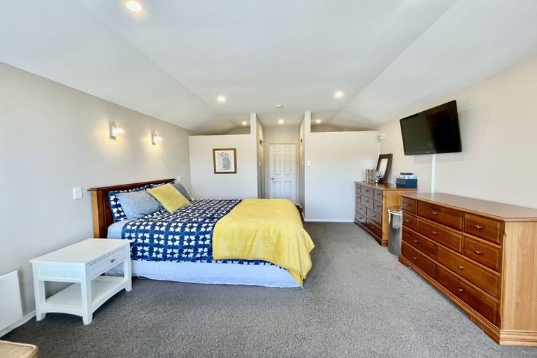 Photo of property in 17 Bay Lair Grove, Island Bay, Wellington, 6023